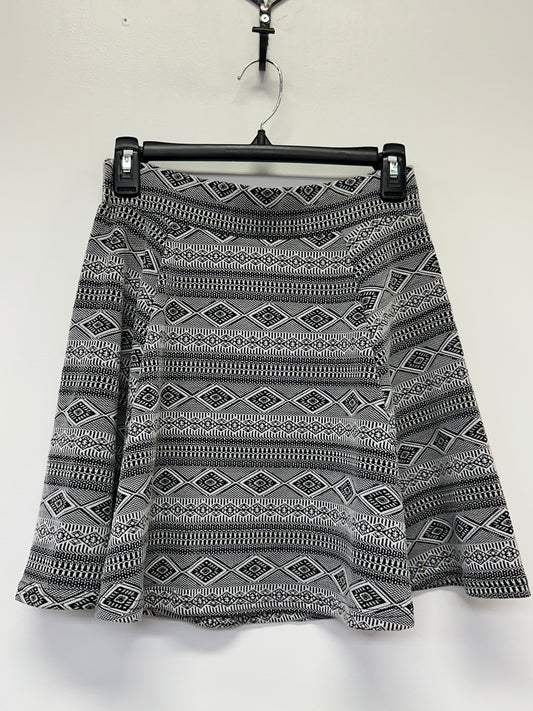H&M Divided Black White Pattern Skater Skirt Small New With Tags