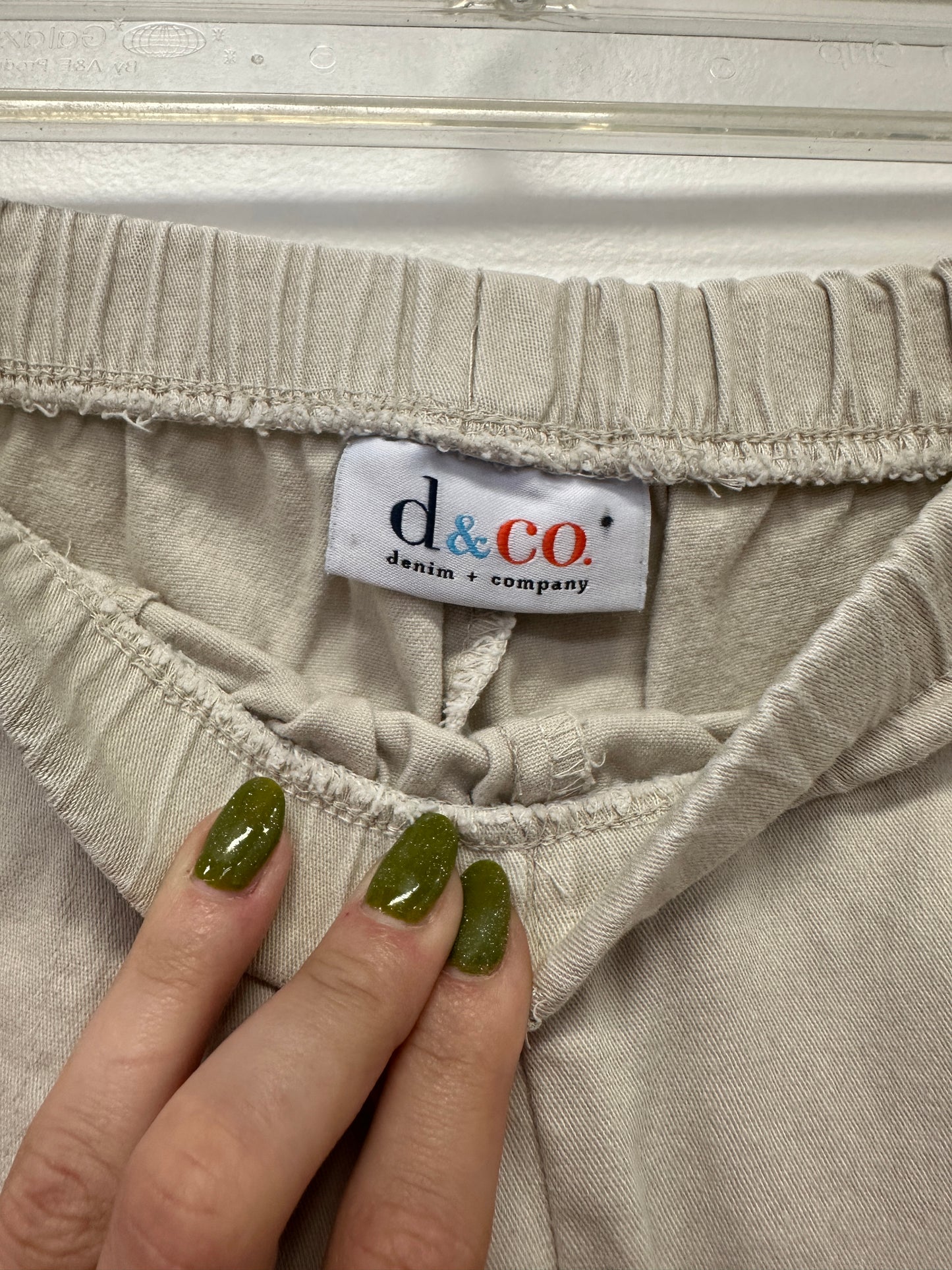 d&co Beige Capri Pants – Size M